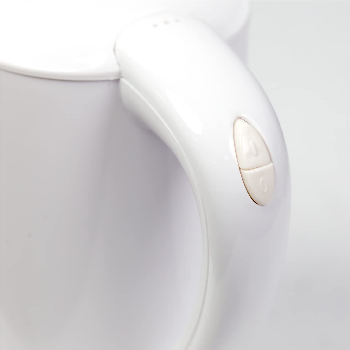Quest white 0.5L dual voltage travel kettle
