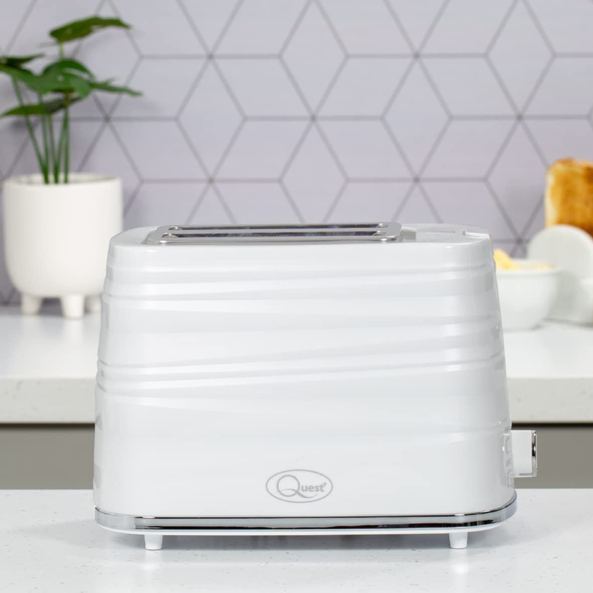 Quest Harmony white 2-slice 930W toaster with seven browning levels