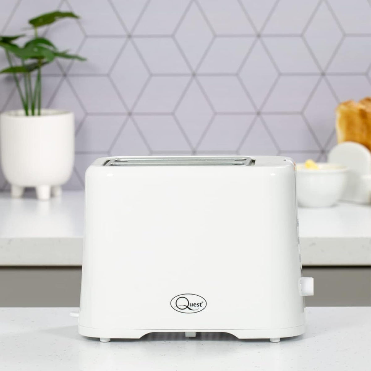 Quest white 870W 2-slice toaster with adjustable browning