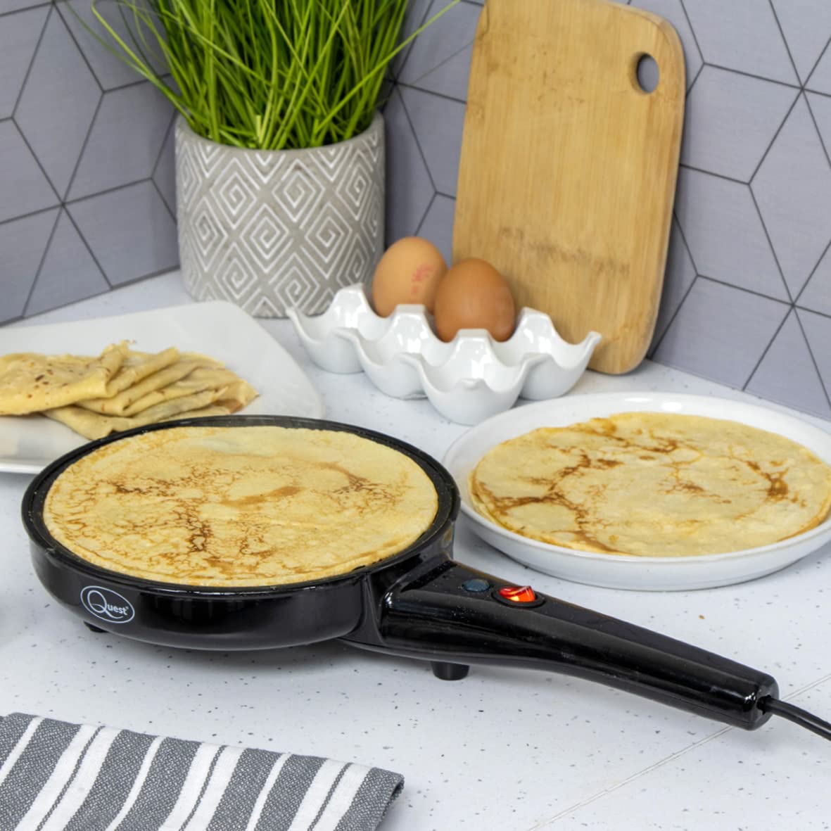 Quest 2-in-1 popcorn and crepe maker with 8 inch plate