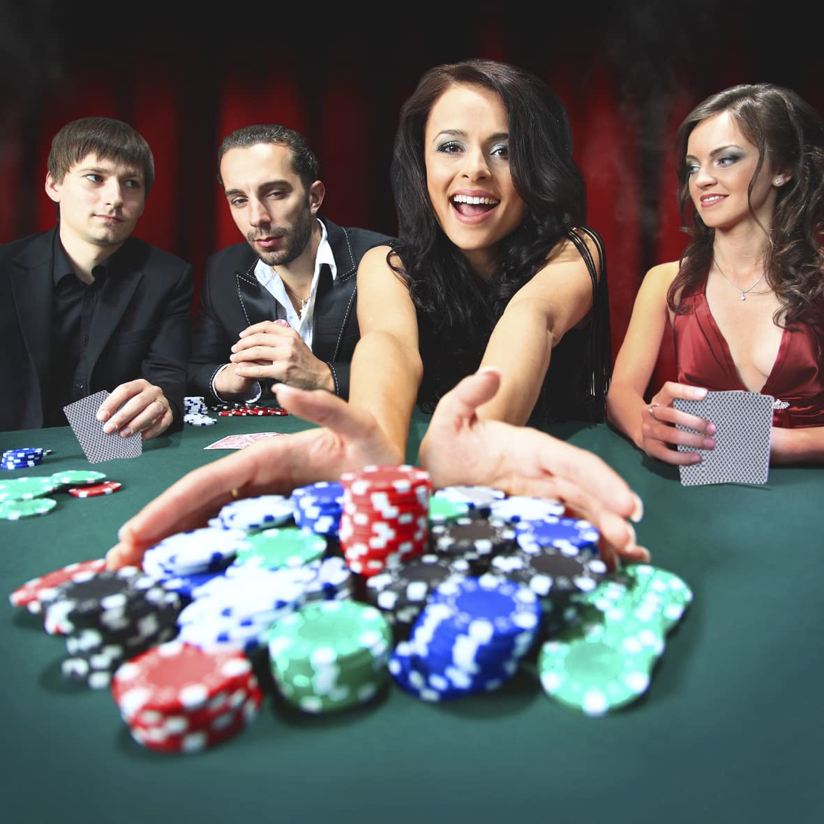 Global Gizmos 200-piece poker set with chips cards dice and aluminium case