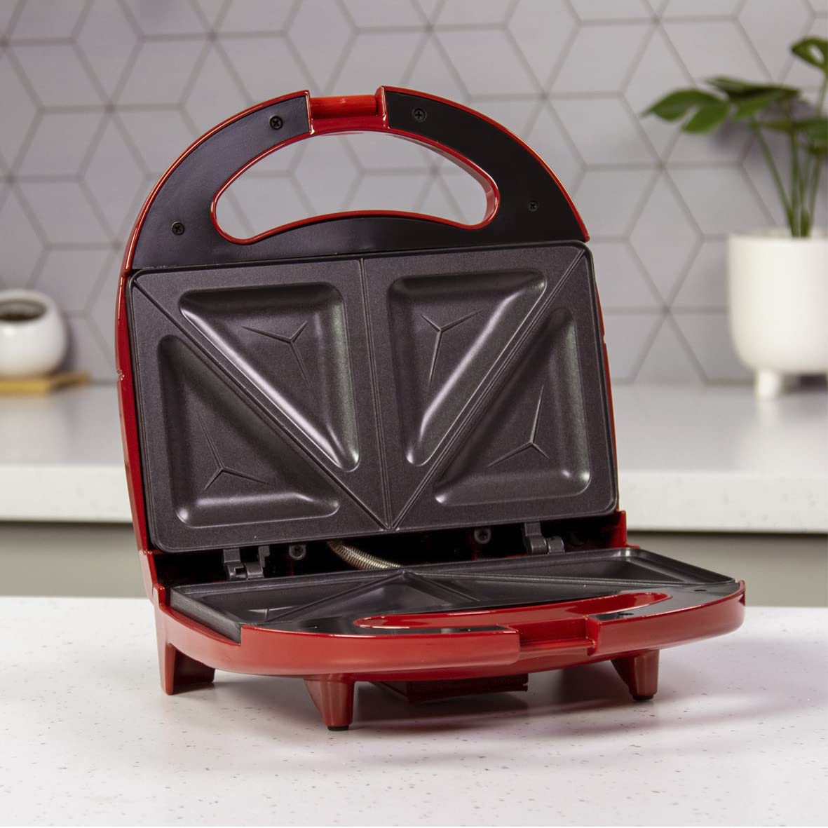 Quest red 750W 2-slice sandwich toastie maker
