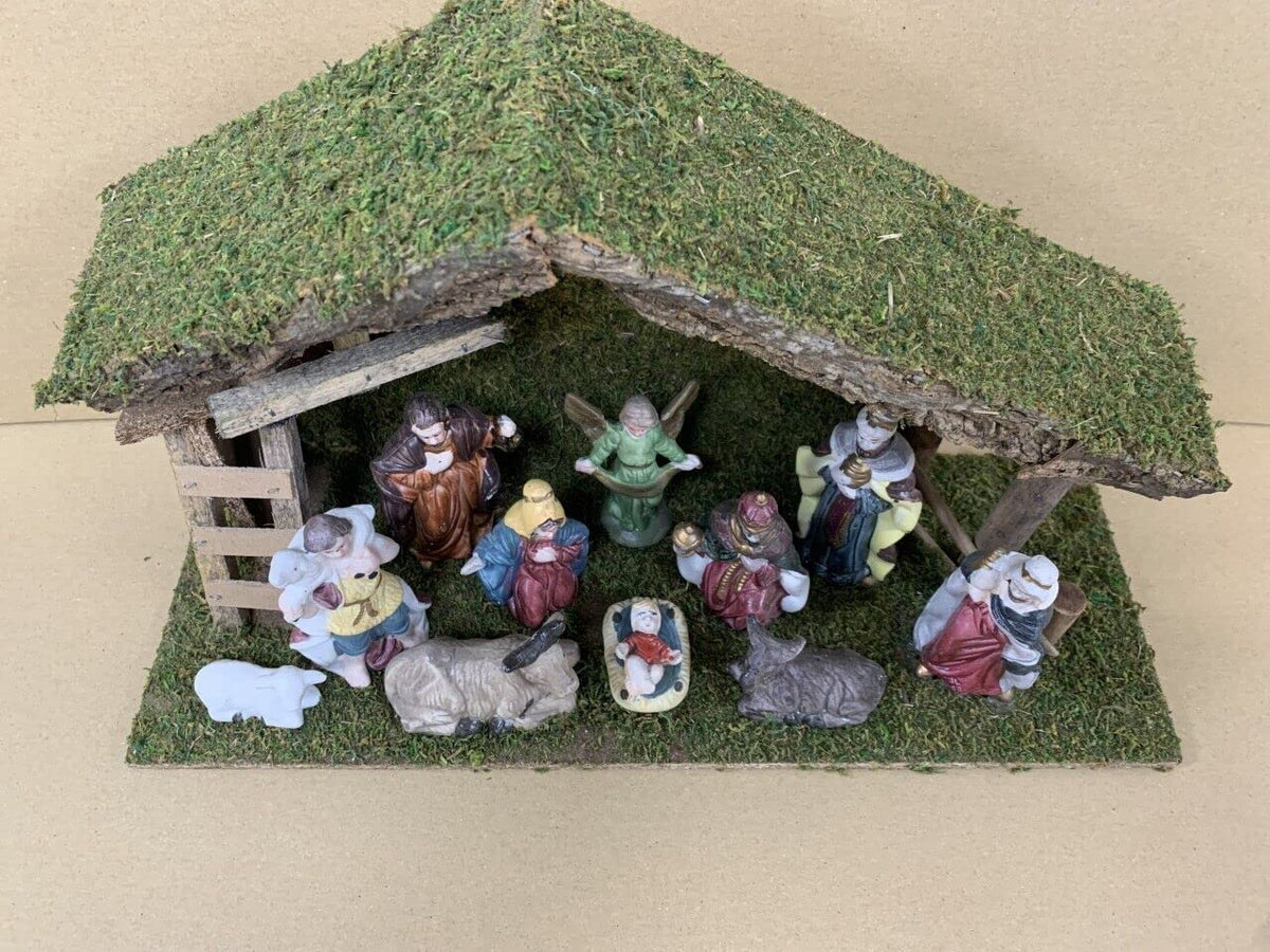 Nativity Stable & 11 Porcelain Figures - 98017