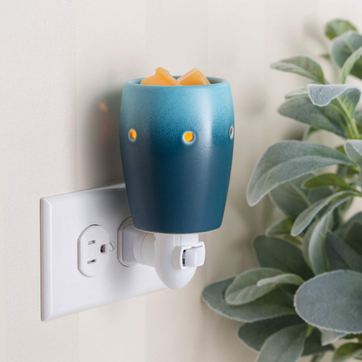 CANDLE WARMERS ETC Pluggable Fragrance Warmer- Decorative Plug-in for Warming Scented Candle Wax Melts and Tarts or Essential Oils, Ombre Blue