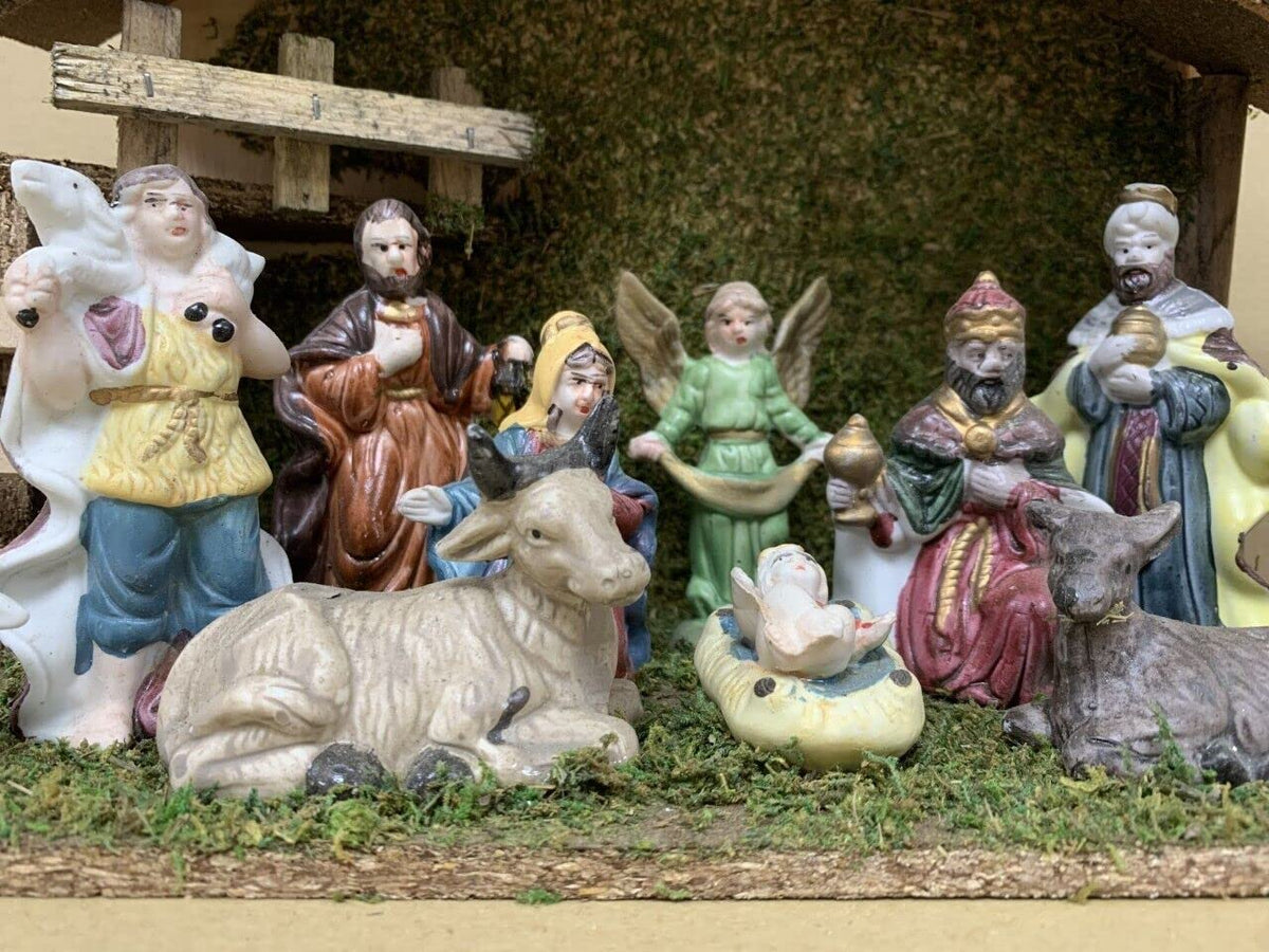 Nativity Stable & 11 Porcelain Figures - 98017