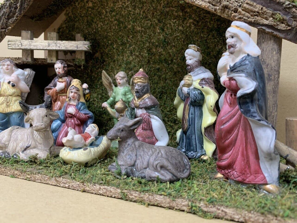 Nativity Stable & 11 Porcelain Figures - 98017
