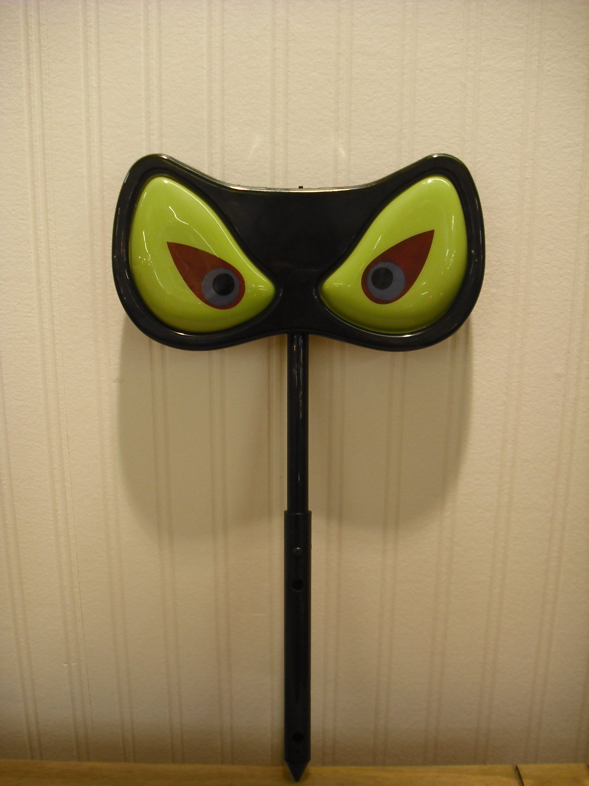 LIGHT UP GIANT EVIL EYES