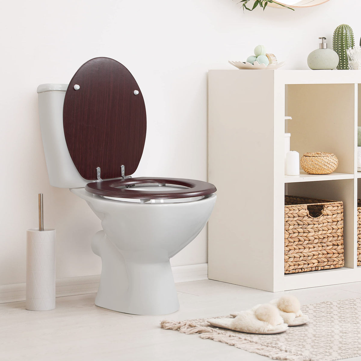 Mahogany-effect toilet seat with chrome hinges