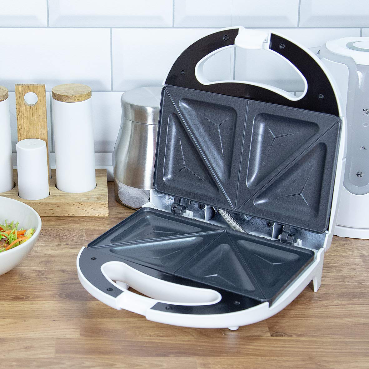 Quest 750W white two-slice sandwich toaster