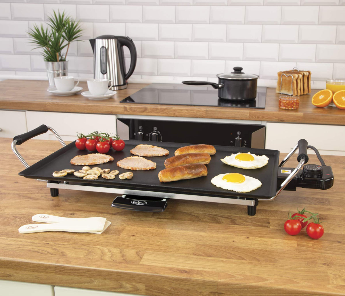 Quest 2000W grill with mini wooden spatulas
