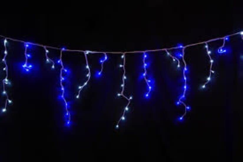 100 blue and white battery-operated icicle lights on clear cable, 2.4m