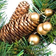 HARTES Vine Wreath With Gold Berries And Cones - 40cm