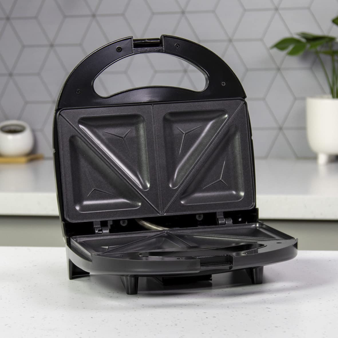 Quest black 750W 2-slice sandwich toastie maker