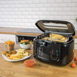 Black 2.5L deep fat fryer with removable lid